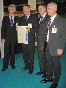 plaatje: Vlnr: Evert de Niet, Hayo Brugge (beiden Algemeen <br>Belang), Ren� Desguine (Institut Francais de <br>Thanatopraxie), Michel Guenanten (de leermeester)